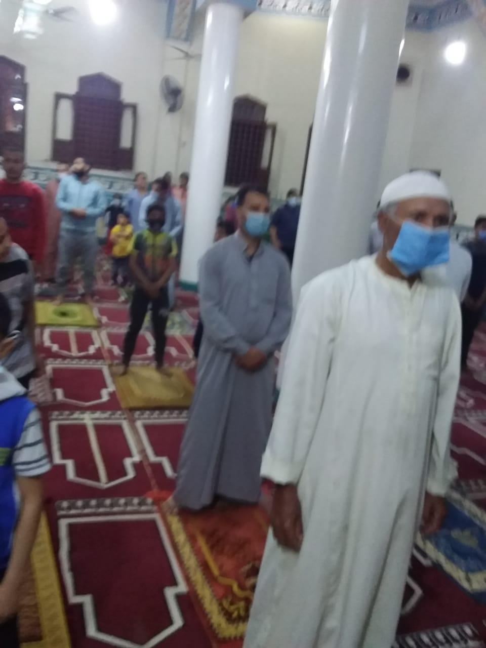 بالصور.. إلتزام المصليين بإتباع الإجراءات الاحترازية.. سابع ليالي أداء صلاة التراويح